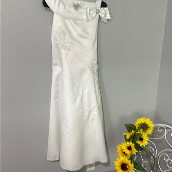 Charming White Kids Formal Dress with Bow Accent - Picture 5 of 16